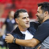 L'entraineur du FC Sion Didier Tholot, gauche, salue l'entraineur neuchatelois Uli Forte, droite, avant la rencontre de football de Challenge League entre Neuchatel Xamax FCS et le FC Sion le vendredi 29 septembre 2023 au stade de la Maladiere a Neuchatel. (KEYSTONE/Valentin Flauraud)